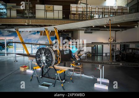 Metodej Vlach, Mlada Boleslav. August 2024. Die Nachbildung des englischen Sopwith Triplane namens Blymp (aus dem Jahr 1916) im Bau im Luftfahrtmuseum von Metodej Vlach, Mlada Boleslav, Tschechische Republik, 7. August 2024. Vladimir Handlik beendet die Arbeiten an einer Nachbildung von Sopwith Triplane. Quelle: Radek Petrasek/CTK Photo/Alamy Live News Stockfoto