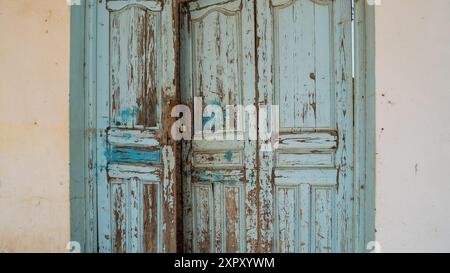 Alte blaue Holztür in einer mediterranen Stadt, Sousse, Tunesien. Stockfoto