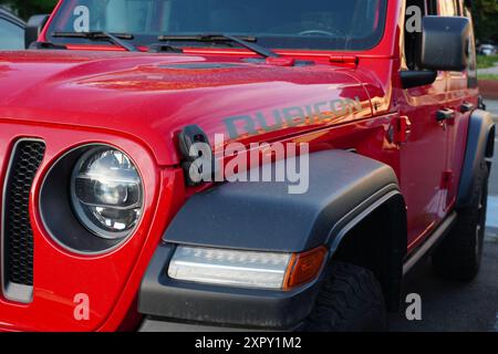 Bukarest, Rumänien - 24. Mai 2024: Rubicon-Logo auf der Vorderseite des roten Jeep Wrangler-Autos Stockfoto