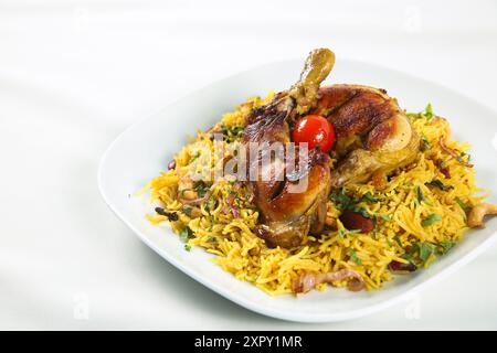 Isoliertes Hühnchen Biryani, traditionelles arabisches Essen, Ramadan iftar Mahlzeit, Eid Dinner auf weißem Hintergrund Stockfoto