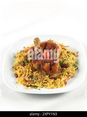 Isoliertes Hühnchen Biryani, traditionelles arabisches Essen, Ramadan iftar Mahlzeit, Eid Dinner auf weißem Hintergrund Stockfoto