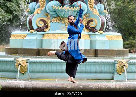 Edinburgh, Schottland, Großbritannien. August 2024. Edinburgh International Festival: In den West Princes Street Gardens spielt der Tänzer Aakash Odedra Kostümausschnitte aus Songs of the Bulbul, deren Uraufführung ab morgen im Lyceum Theatre zu sehen ist. Die Show schafft einen mediativen Austausch zwischen dem indischen klassischen Tanz Sufi Kathak und islamischer Poesie. Auftritte am Ross-Brunnen. Quelle: Craig Brown/Alamy Live News Stockfoto