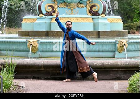 Edinburgh, Schottland, Großbritannien. August 2024. Edinburgh International Festival: In den West Princes Street Gardens spielt der Tänzer Aakash Odedra Kostümausschnitte aus Songs of the Bulbul, deren Uraufführung ab morgen im Lyceum Theatre zu sehen ist. Die Show schafft einen mediativen Austausch zwischen dem indischen klassischen Tanz Sufi Kathak und islamischer Poesie. Auftritte am Ross-Brunnen. Quelle: Craig Brown/Alamy Live News Stockfoto