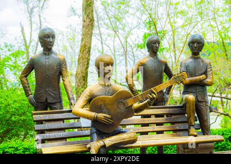 Bronzemonument für die englische Rock-Gruppe The Beatles am Mount Koktobe. Almaty, Kasachstan – 6. Mai 2024 Stockfoto