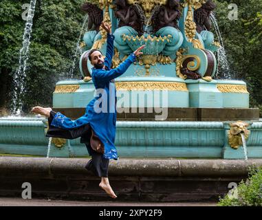 Princes Street Gardens, Edinburgh, Schottland, Vereinigtes Königreich, 08. August 2024, Edinburgh International Festival: der Tänzer Aakash Odedra führt einen Auszug aus der Weltpremiere seiner Show Songs of the Bulbul auf. Quelle: Sally Anderson/Alamy Live News Stockfoto