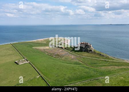 Lindisfarne Burg erhöhter Blick auf gertrude jekyll Garten sonniger Tag blauer Himmel keine Leute Stockfoto