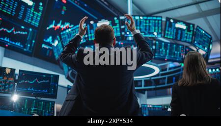 Depressiver Börsenhändler gestresst und wütend auf die Situation auf dem Finanzmarkt. Professioneller Broker, der traurig über schlechte Nachrichten ist, seinen Kopf in besiegter Mode hält und negative Emotionen zeigt Stockfoto