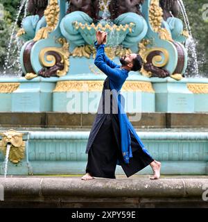 Edinburgh, Schottland, Großbritannien. August 2024. Edinburgh International Festival: In den West Princes Street Gardens spielt der Tänzer Aakash Odedra Kostümausschnitte aus Songs of the Bulbul, deren Uraufführung ab morgen im Lyceum Theatre zu sehen ist. Die Show schafft einen mediativen Austausch zwischen dem indischen klassischen Tanz Sufi Kathak und islamischer Poesie. Auftritte am Ross-Brunnen. Quelle: Craig Brown/Alamy Live News Stockfoto