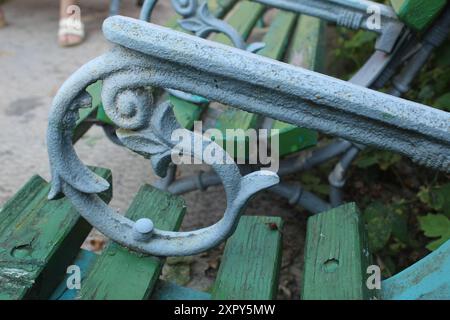 Geschmiedete Muster. Metallmuster auf der Tischnahmebasis. Stockfoto