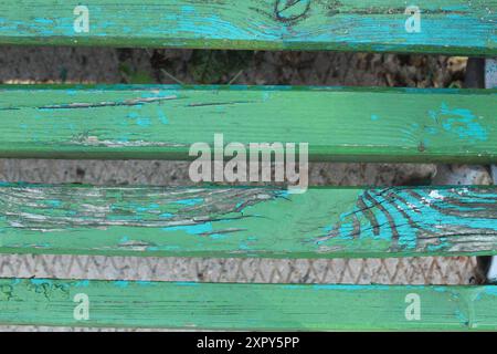 Grün lackierte Bretter. Tischbretter. Lackierte alte Bretter. Hölzerner Hintergrund. Stockfoto