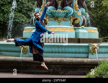 Princes Street Gardens, Edinburgh, Schottland, Vereinigtes Königreich, 08. August 2024, Edinburgh International Festival: der Tänzer Aakash Odedra führt einen Auszug aus der Weltpremiere seiner Show Songs of the Bulbul auf. Quelle: Sally Anderson/Alamy Live News Stockfoto