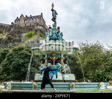 Princes Street Gardens, Edinburgh, Schottland, Vereinigtes Königreich, 08. August 2024, Edinburgh International Festival: der Tänzer Aakash Odedra führt einen Auszug aus der Weltpremiere seiner Show Songs of the Bulbul auf. Quelle: Sally Anderson/Alamy Live News Stockfoto