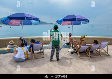 Marseille, Frankreich. August 2024. Die Zuschauer beobachten von der Corniche Kennedy aus den Start des gemischten Jollenrennens auf der Wasseroberfläche der Olympischen Marina in Marseille, Frankreich am 07. August 2024. Foto: Laurent Coust/ABACAPRESS. COM Credit: Abaca Press/Alamy Live News Stockfoto