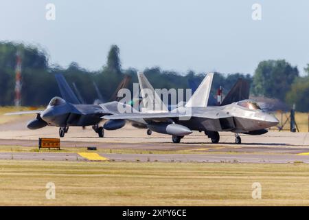 Lakenheath, England. August 2024. 12 USAF F-22 Stealth Fighters verlassen die RAF Lakenheath (Donnerstag, 8. August 2024) in Großbritannien, während sich der Westen auf die Eskalation im Nahen Osten vorbereitet. Die F-22 Raptor-Kampfjets sind Teil des 3. Flügels von der Joint Base Elmendorf-Richardson in Alaska, die am Dienstag in Großbritannien zum Einsatz kamen, um im Nahen Osten auf Drohungen aus dem Iran und seinen Stellvertretern nach der Ermordung hochrangiger Beamter der Hamas und der Hisbollah stationiert zu werden. Quelle: Mark Bullimore/Alamy Live News Stockfoto