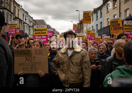 Demonstranten in Walthamstow, London, besetzen die Hoe Street, um eine geplante rechtsextreme Demonstration zu stoppen Stockfoto