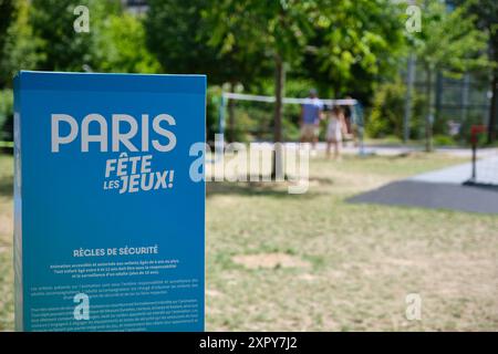 Paris 2024 Olympische Spiele Fanzone im Park Clichy Batignolles Martin Luther-King (17. Arrondissement). Leute spielen Badminton beim fest des Jeux Stockfoto