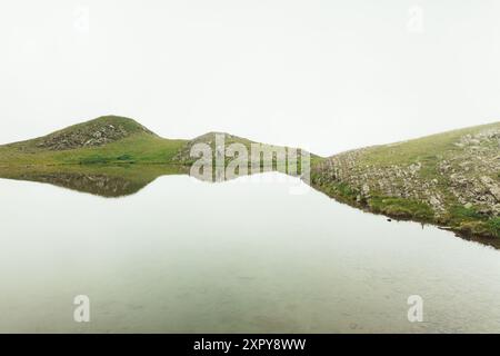 Wandern aus der Vogelperspektive in Georgien Besuchen Sie den speziellen alpinen Sakori-See hoch in den kaukasus-Bergen in Georgien. Nebelsee im Freien Erkunden Sie ca. Stockfoto