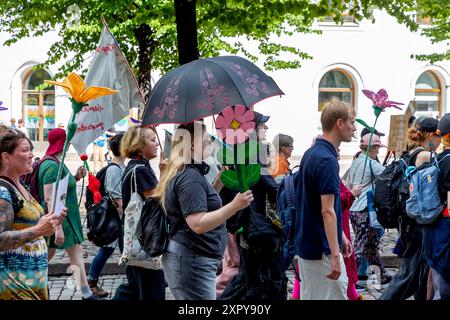 Teilnehmer an einer Demonstration der Niittykukka-Kampagne für Bestäuber und gegen den Rückgang von Bestäubern, vorbei am Schwedischen Theater in Helsinki. Stockfoto