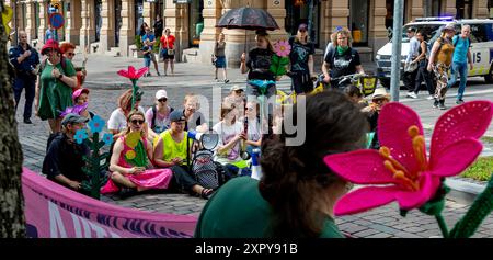 Teilnehmer an einer Demonstration der Niittykukka-Kampagne für Bestäuber und gegen den Rückgang von Bestäubern am 4. August 2024 in Helsinki, Finnland. Stockfoto