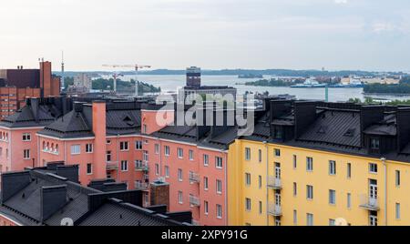 Blick auf die Gebäude in Vilhonvuori, Helsinki, Finnland, an einem Sommermorgen. Im Hintergrund das Kraftwerk Hanasaari und Sompasaari. Stockfoto