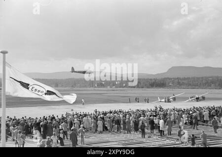 Aktuell 19–1948: Norwegen auf Flügeln – Herr der Luft die Hauptstadt war im Zeichen des Flugzeugs im Zeitraum 6-12. September. Unter dem Motto "Norwegen auf Flügeln" organisierte der norwegische Aero Club mit Unterstützung aller, die etwas mit der Luftfahrt in diesem Land zu tun haben, eine Flugwoche, die legendär werden wird. Flugschau und Flugschau in Oslo. Flugwoche. Foto: Sverre A. Børretzen /aktuell/NTB *** FOTO NICHT VERARBEITET*** Stockfoto