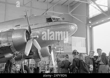 Aktuell 19–1948: Norwegen auf Flügeln – Herr der Luft die Hauptstadt war im Zeichen des Flugzeugs im Zeitraum 6-12. September. Unter dem Motto "Norwegen auf Flügeln" organisierte der norwegische Aero Club mit Unterstützung aller, die etwas mit der Luftfahrt in diesem Land zu tun haben, eine Flugwoche, die legendär werden wird. Flugschau und Flugschau in Oslo. Flugwoche. Foto: Sverre A. Børretzen /aktuell/NTB *** FOTO NICHT VERARBEITET*** Stockfoto