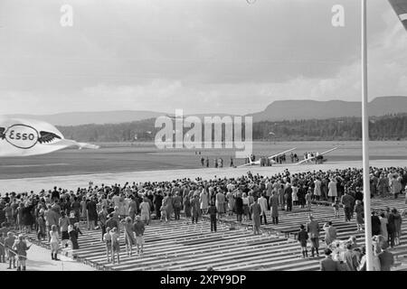 Aktuell 19–1948: Norwegen auf Flügeln – Herr der Luft die Hauptstadt war im Zeichen des Flugzeugs im Zeitraum 6-12. September. Unter dem Motto "Norwegen auf Flügeln" organisierte der norwegische Aero Club mit Unterstützung aller, die etwas mit der Luftfahrt in diesem Land zu tun haben, eine Flugwoche, die legendär werden wird. Flugschau und Flugschau in Oslo. Flugwoche. Foto: Sverre A. Børretzen /aktuell/NTB *** FOTO NICHT VERARBEITET*** Stockfoto