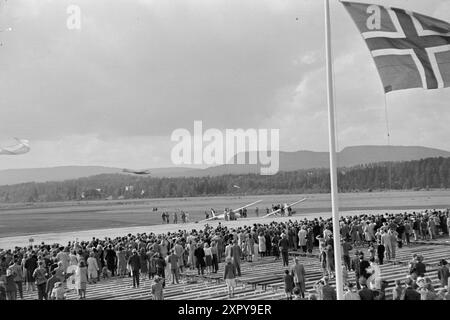 Aktuell 19–1948: Norwegen auf Flügeln – Herr der Luft die Hauptstadt war im Zeichen des Flugzeugs im Zeitraum 6-12. September. Unter dem Motto "Norwegen auf Flügeln" organisierte der norwegische Aero Club mit Unterstützung aller, die etwas mit der Luftfahrt in diesem Land zu tun haben, eine Flugwoche, die legendär werden wird. Flugschau und Flugschau in Oslo. Flugwoche. Foto: Sverre A. Børretzen /aktuell/NTB *** FOTO NICHT VERARBEITET*** Stockfoto