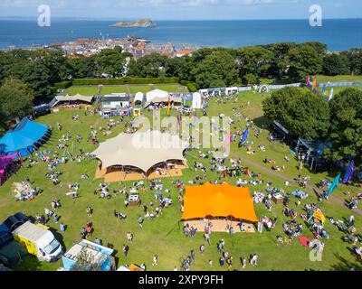 North Berwick, Schottland, Großbritannien. August 2024. Luftaufnahme des Fringe by the Sea Festivals in North Berwick, East Lothian. Das Festival ist ein Alter Stockfoto