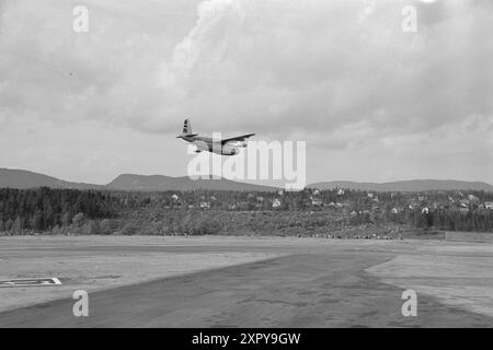 Aktuell 19–1948: Norwegen auf Flügeln – Herr der Luft die Hauptstadt war im Zeichen des Flugzeugs im Zeitraum 6-12. September. Unter dem Motto "Norwegen auf Flügeln" organisierte der norwegische Aero Club mit Unterstützung aller, die etwas mit der Luftfahrt in diesem Land zu tun haben, eine Flugwoche, die legendär werden wird. Flugschau und Flugschau in Oslo. Flugwoche. Foto: Sverre A. Børretzen /aktuell/NTB *** FOTO NICHT VERARBEITET*** Stockfoto