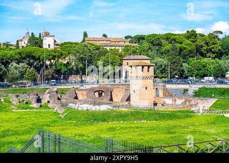 Blick auf den Torre della Moletta, einen Turm in Rom, Italien. Der Turm befindet sich auf einem grasbewachsenen Hügel mit Blick auf die Ruinen des Circus Maximus. Stockfoto