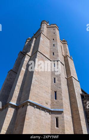 Frankreich, Region Nouvelle-Aquitaine, Donzenac, St. Martin's Church (Eglise Saint-Martin de Donzenac) mit dem alten Steinglockenturm Stockfoto