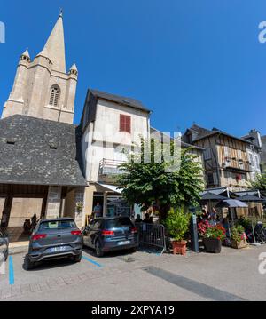 Frankreich, Region Nouvelle-Aquitaine, Donzenac, Place du Marché im Stadtzentrum mit St. Martin-Kirche und einem lokalen Restaurant Stockfoto