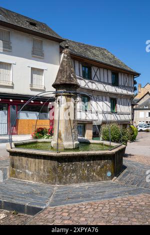 Frankreich, Region Nouvelle-Aquitaine, Donzenac, traditioneller Brunnen und Holzgebäude in der Rue Haute Vialle Stockfoto