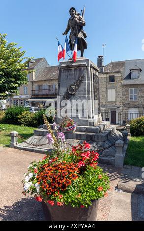 Frankreich, Region Nouvelle-Aquitaine, Donzenac, das Kriegsdenkmal (Morts pour la France) am Place de la Mairie Stockfoto