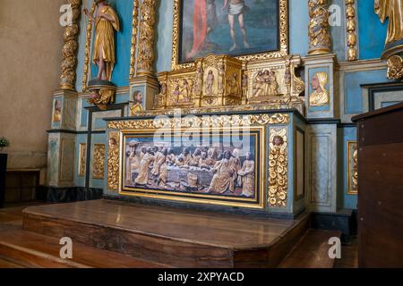 Frankreich, Region Nouvelle-Aquitaine, Donzenac, Altar der Pönitentenkapelle (Chapelle des Pénitents) mit Detail der Malerei des Letzten Abendmahls Stockfoto