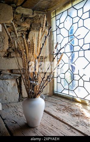 Frankreich, Region Nouvelle-Aquitaine, Donzenac, in der Kapelle der Pénitents (Chapelle des Pénitents) mit Weizen- und Blumenarrangements Stockfoto