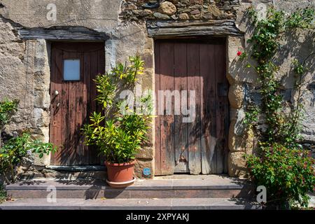 Frankreich, Region Nouvelle-Aquitaine, Donzenac, traditionelle alte Eingänge in der Rue des Pénitents Stockfoto