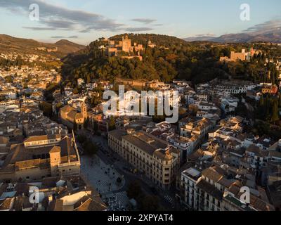 Granada, Spanien: Aus der Vogelperspektive auf die Altstadt von Granada rund um die Plaza Santa Ana und die berühmte Alhambra und den Palast in Andalusien, Spanien in La Stockfoto