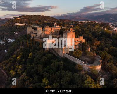 Granada, Spanien: Dramatischer Blick aus der Luft auf den berühmten Alhambra-Palast und die Festung in Granada, Andalusien, in Spanien bei Sonnenuntergang. Stockfoto