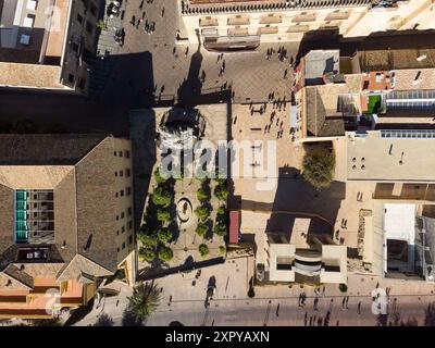 Cordoba, Spanien: Blick von oben auf den Triunfo-Platz mit der Puerta del Puente im Herzen der mittelalterlichen Altstadt von Cordoba in Andalusien in Spanien. Stockfoto