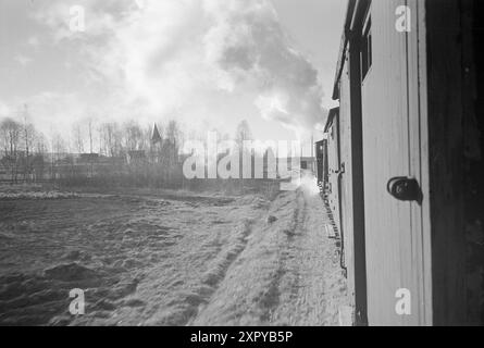 Aktuell 10-1948: Die Zivilisation holt die Hølandsbanen ein. Hølandsbanen ist eine Schmalspurbahn im Landkreis Akershus, die vom Bahnhof Sørumsand an der Kongsvingerbanen zum Bahnhof Skullerud in Aurskog-Høland führte. Foto: Sverre A. Børretzen / aktuell / NTB ***das Foto ist nicht bearbeitetes Bild*** dieser Bildtext wird automatisch übersetzt dieser Bildtext wird automatisch übersetzt dieser Bildtext wird automatisch übersetzt Stockfoto