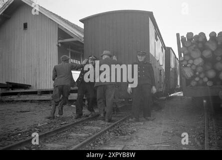 Aktuell 10-1948: Die Zivilisation holt die Hølandsbanen ein. Hølandsbanen ist eine Schmalspurbahn im Landkreis Akershus, die vom Bahnhof Sørumsand an der Kongsvingerbanen zum Bahnhof Skullerud in Aurskog-Høland führte. Foto: Sverre A. Børretzen / aktuell / NTB ***das Foto ist nicht bearbeitetes Bild*** dieser Bildtext wird automatisch übersetzt dieser Bildtext wird automatisch übersetzt dieser Bildtext wird automatisch übersetzt Stockfoto