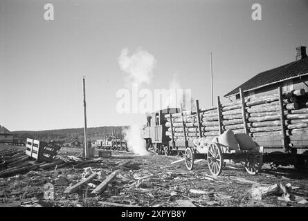 Aktuell 10-1948: Die Zivilisation holt die Hølandsbanen ein. Hølandsbanen ist eine Schmalspurbahn im Landkreis Akershus, die vom Bahnhof Sørumsand an der Kongsvingerbanen zum Bahnhof Skullerud in Aurskog-Høland führte. Holz wird mit der Bahn transportiert. Foto: Sverre A. Børretzen / aktuell / NTB ***das Foto ist nicht bearbeitetes Bild*** dieser Bildtext wird automatisch übersetzt dieser Bildtext wird automatisch übersetzt dieser Bildtext wird automatisch übersetzt Stockfoto