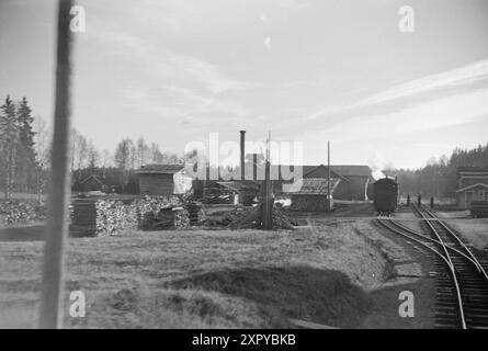 Aktuell 10-1948: Die Zivilisation holt die Hølandsbanen ein. Die Hølandsbanen ist eine Schmalspurbahn im Komitat Akershus, die vom Bahnhof Sørumsand an der Kongsvingerbanen zum Bahnhof Skullerud in Aurskog-Høland führte. Holz muss mit der Bahn transportiert werden. Foto: Sverre A. Børretzen / aktuell / NTB ***das Foto ist nicht bearbeitetes Bild*** dieser Bildtext wird automatisch übersetzt dieser Bildtext wird automatisch übersetzt dieser Bildtext wird automatisch übersetzt Stockfoto