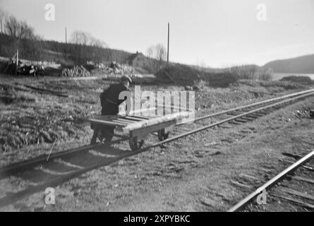 Aktuell 10-1948: Die Zivilisation holt die Hølandsbanen ein. Hølandsbanen ist eine Schmalspurbahn im Landkreis Akershus, die vom Bahnhof Sørumsand an der Kongsvingerbanen zum Bahnhof Skullerud in Aurskog-Høland führte. Foto: Sverre A. Børretzen / aktuell / NTB ***das Foto ist nicht bearbeitetes Bild*** dieser Bildtext wird automatisch übersetzt dieser Bildtext wird automatisch übersetzt dieser Bildtext wird automatisch übersetzt Stockfoto