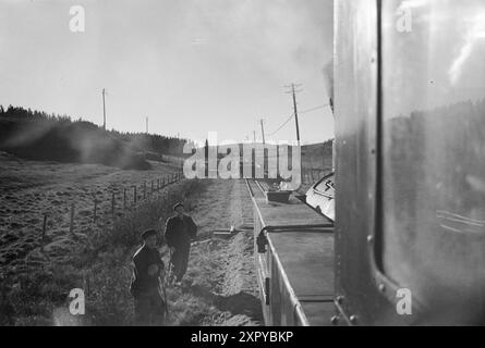 Aktuell 10-1948: Die Zivilisation holt die Hølandsbanen ein. Die Hølandsbanen ist eine Schmalspurbahn im Komitat Akershus, die vom Bahnhof Sørumsand an der Kongsvingerbanen zum Bahnhof Skullerud in Aurskog-Høland führte. Foto: Sverre A. Børretzen / aktuell / NTB ***das Foto ist nicht bearbeitetes Bild*** dieser Bildtext wird automatisch übersetzt dieser Bildtext wird automatisch übersetzt dieser Bildtext wird automatisch übersetzt Stockfoto