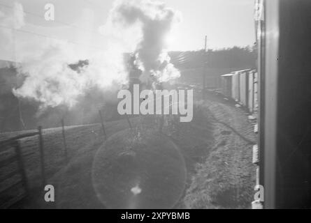 Aktuell 10-1948: Die Zivilisation holt die Hølandsbanen ein. Die Hølandsbanen ist eine Schmalspurbahn im Komitat Akershus, die vom Bahnhof Sørumsand an der Kongsvingerbanen zum Bahnhof Skullerud in Aurskog-Høland führte. Foto: Sverre A. Børretzen / aktuell / NTB ***das Foto ist nicht bearbeitetes Bild*** dieser Bildtext wird automatisch übersetzt dieser Bildtext wird automatisch übersetzt dieser Bildtext wird automatisch übersetzt Stockfoto