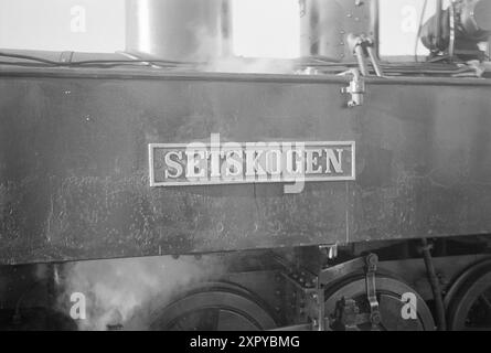 Aktuell 10-1948: Die Zivilisation holt die Hølandsbanen ein. Hølandsbanen ist eine Schmalspurbahn im Landkreis Akershus, die vom Bahnhof Sørumsand an der Kongsvingerbanen zum Bahnhof Skullerud in Aurskog-Høland führte. Foto: Sverre A. Børretzen / aktuell / NTB ***das Foto ist nicht bearbeitetes Bild*** dieser Bildtext wird automatisch übersetzt dieser Bildtext wird automatisch übersetzt dieser Bildtext wird automatisch übersetzt Stockfoto