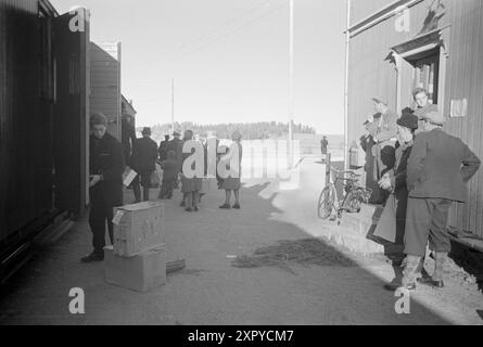 Aktuell 10-1948: Die Zivilisation holt die Hølandsbanen ein. Die Hølandsbanen ist eine Schmalspurbahn im Komitat Akershus, die vom Bahnhof Sørumsand an der Kongsvingerbanen zum Bahnhof Skullerud in Aurskog-Høland führte. Foto: Sverre A. Børretzen / aktuell / NTB ***das Foto ist nicht bearbeitetes Bild*** dieser Bildtext wird automatisch übersetzt dieser Bildtext wird automatisch übersetzt dieser Bildtext wird automatisch übersetzt Stockfoto